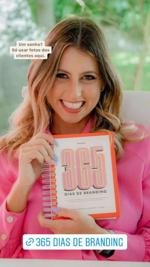 Cliente mostrando o livro 365 Dias de Branding