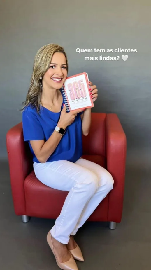Cliente mostrando o livro 365 Dias de Branding