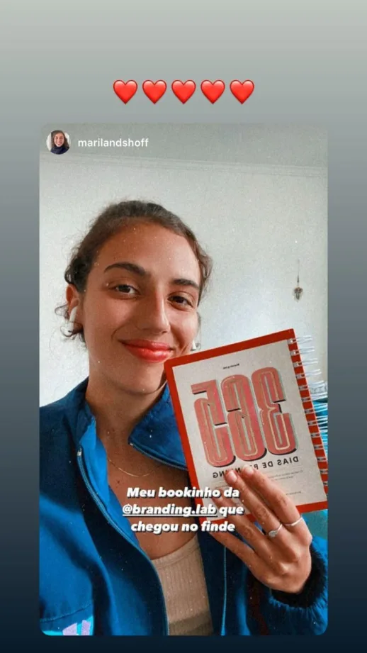 Cliente mostrando o livro 365 Dias de Branding