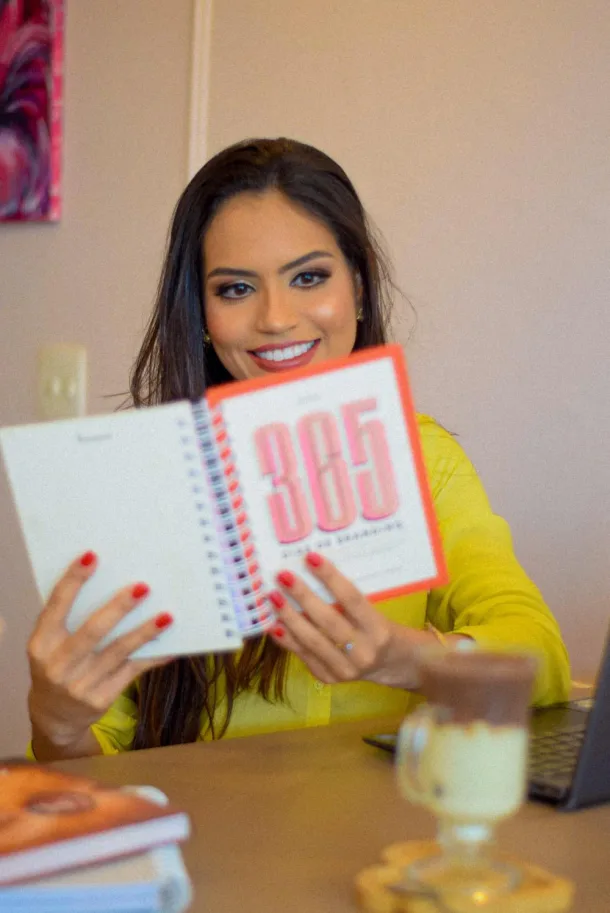 Cliente mostrando o livro 365 Dias de Branding
