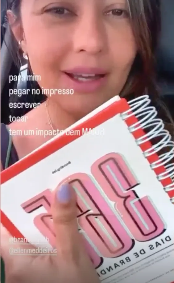Cliente mostrando o livro 365 Dias de Branding