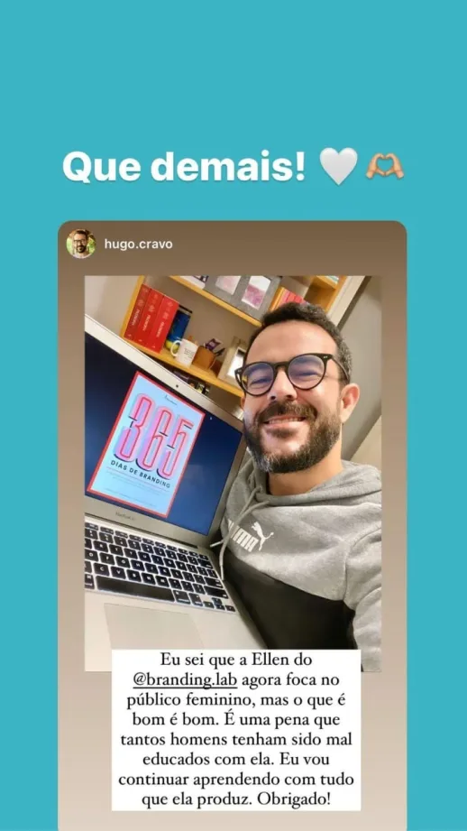Cliente mostrando o livro 365 Dias de Branding