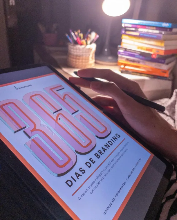 Cliente mostrando o livro 365 Dias de Branding