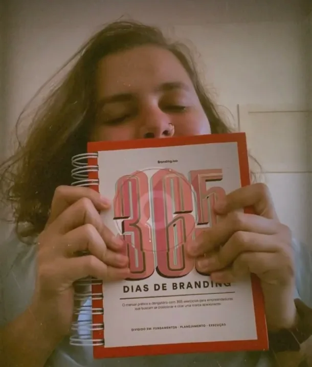 Cliente mostrando o livro 365 Dias de Branding