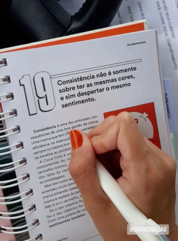 Cliente mostrando o livro 365 Dias de Branding