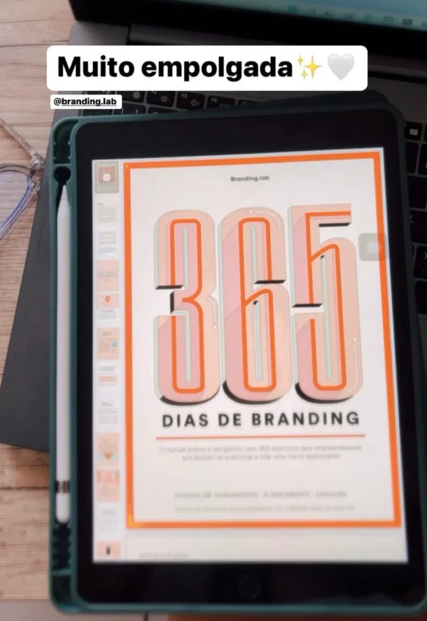 Cliente mostrando o livro 365 Dias de Branding