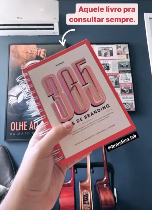 Cliente mostrando o livro 365 Dias de Branding