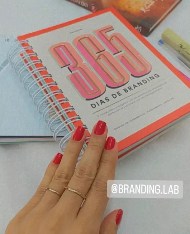 Cliente mostrando o livro 365 Dias de Branding