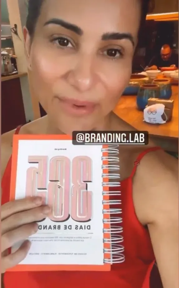 Cliente mostrando o livro 365 Dias de Branding