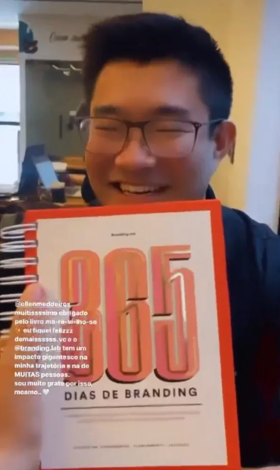Cliente mostrando o livro 365 Dias de Branding