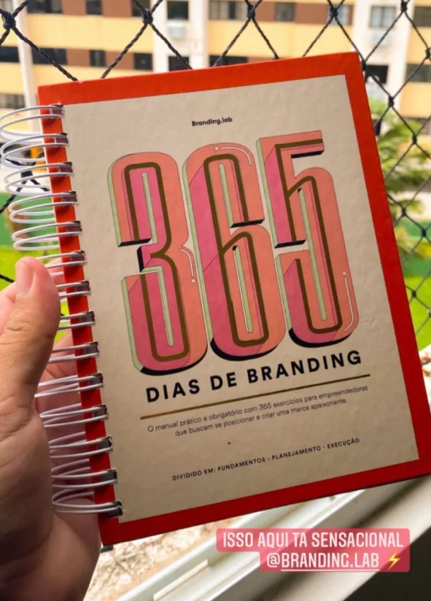 Cliente mostrando o livro 365 Dias de Branding