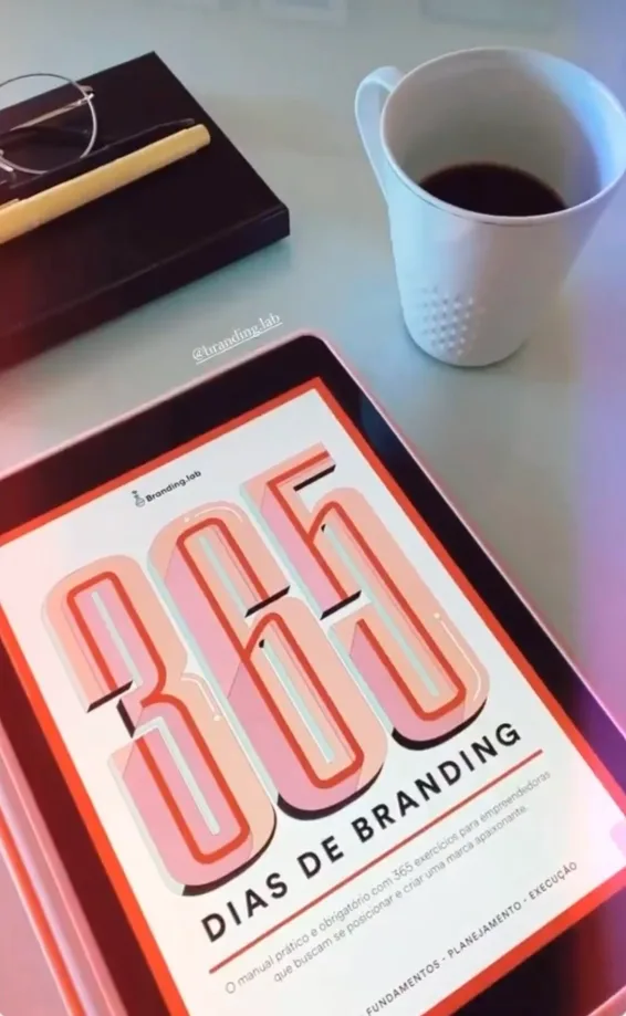 Cliente mostrando o livro 365 Dias de Branding