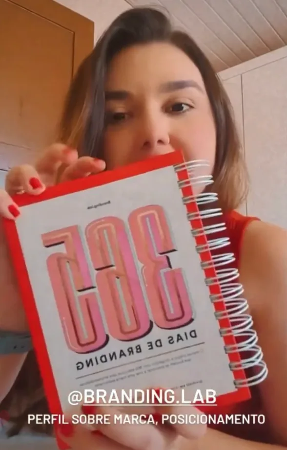 Cliente mostrando o livro 365 Dias de Branding
