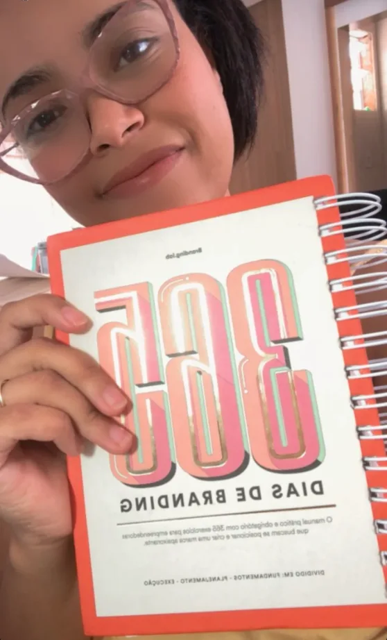 Cliente mostrando o livro 365 Dias de Branding