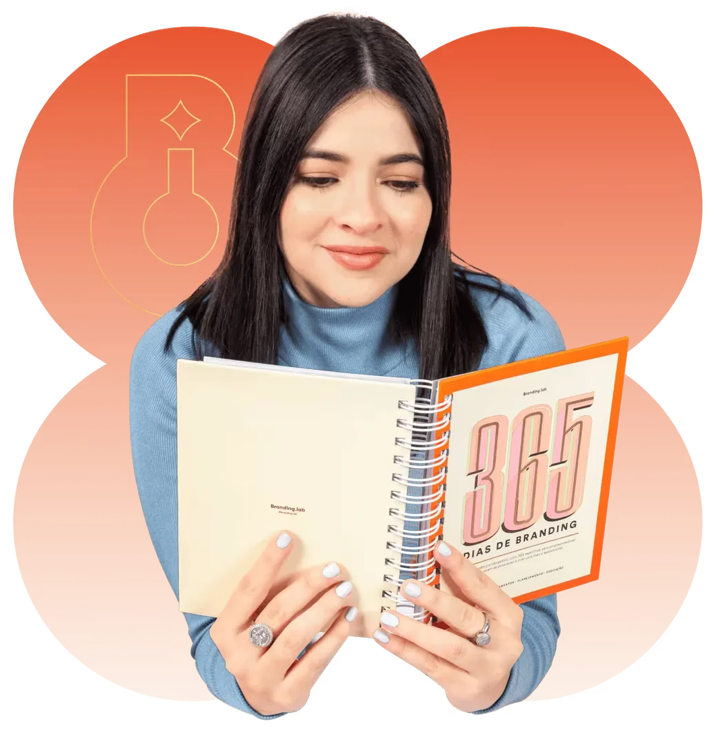 Ellen folheando o livro 365 Dias de Branding