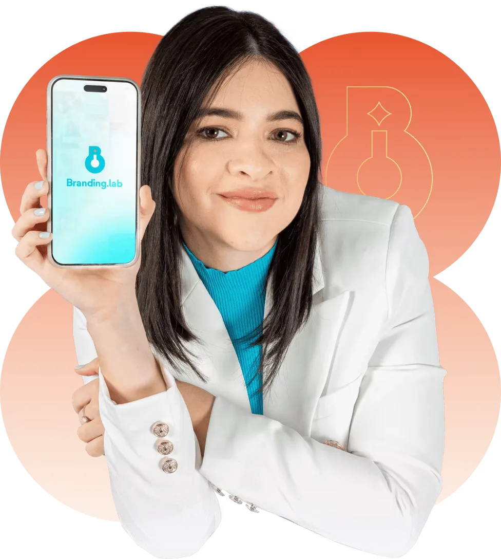 Ellen mostrando o aplicativo da Branding.lab no celular